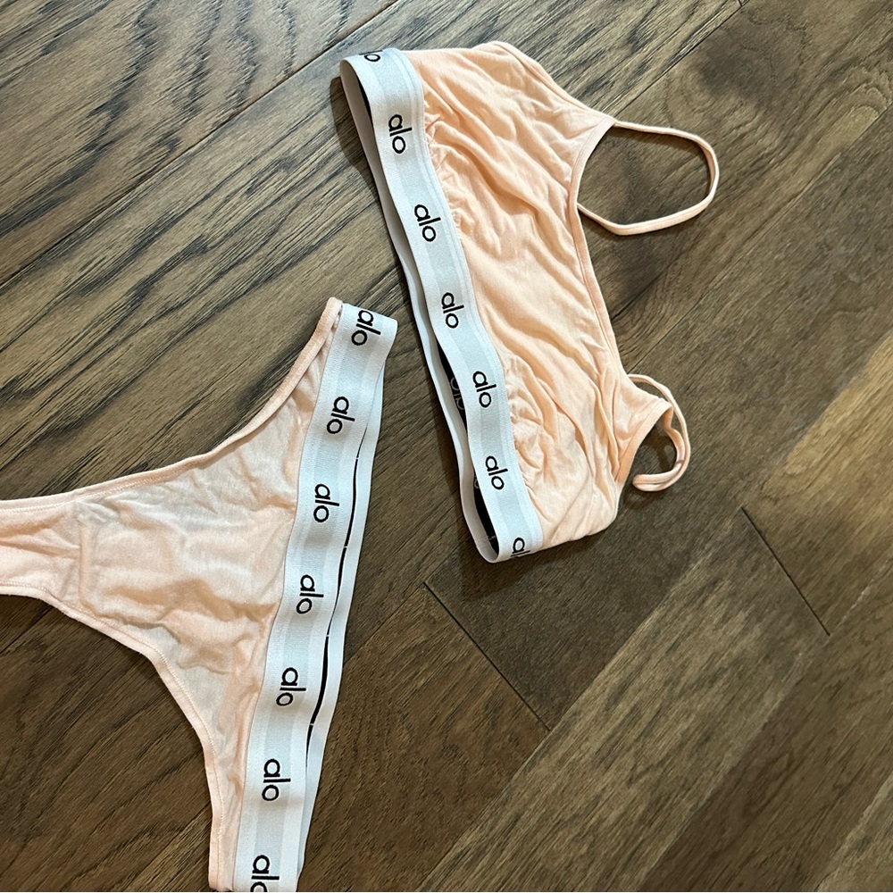 BRAND NEW Alo Yoga set